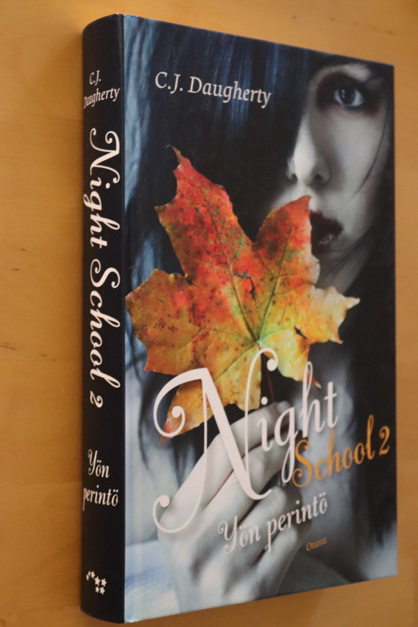 C. J. Daugherty : Yön perintö Night School 2 ( 2.p. 2014 )