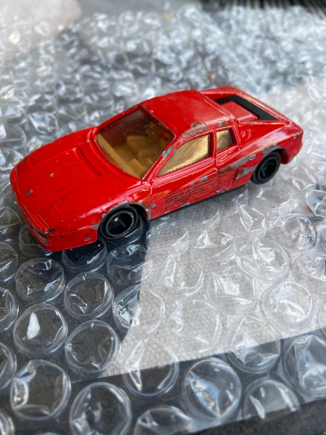 Ferrari Testarossa Tomica n 1/64 pikkuauto.