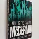Val McDermid : Killing the shadows - pikkukuva 1