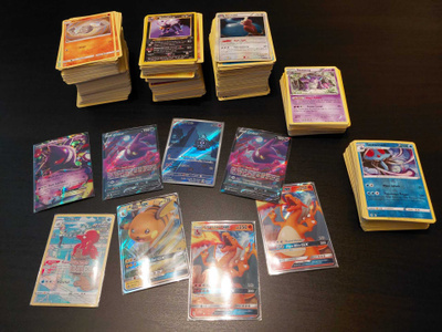 Iso pino Pokemon kortteja