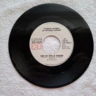 Hän On Täällä Tänään / Älä Itke Iines - Nurmio 7" single - pikkukuva 1