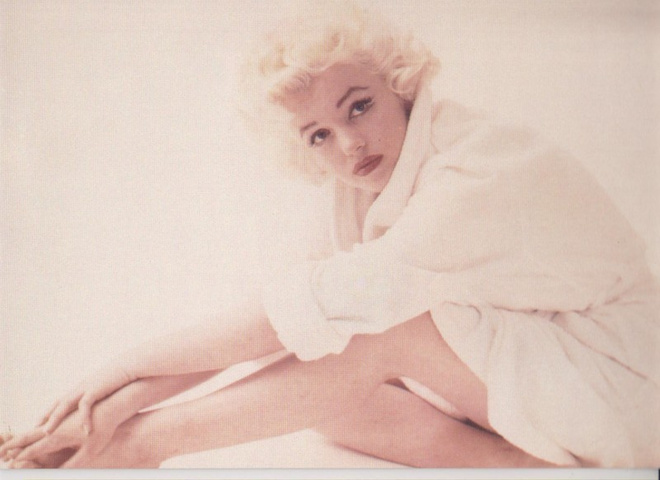 Marilyn Monroe venyttelee p120