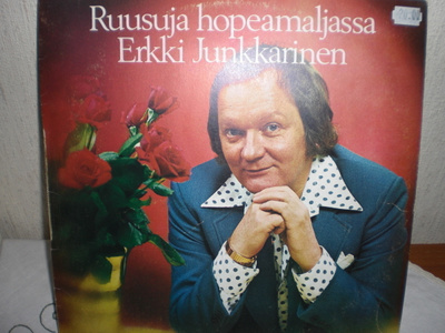 Ruusuja hopeamaljassa