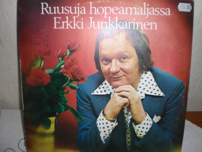 Ruusuja hopeamaljassa