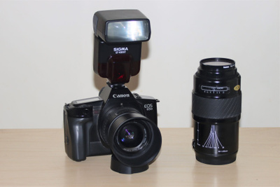 Filmikamera Canon EOS 650, zoom objektiivit, salama, laukku