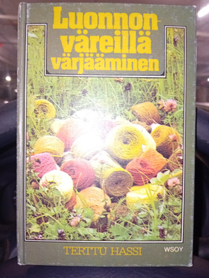 Hassi :  Luonnonväreillä värjääminen ( SIS POSTIKULU )