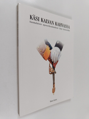Timo Liene : Käsi kalvan kahvassa : suomalaisen upseeriko...