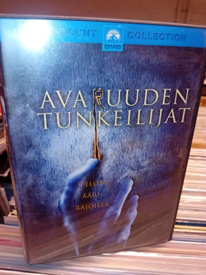 DVD Avaruuden tunkeilijat ( SIS POSTIKULU )