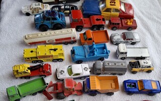 Matchbox ym. autoja läjä, rikkinäisiä.