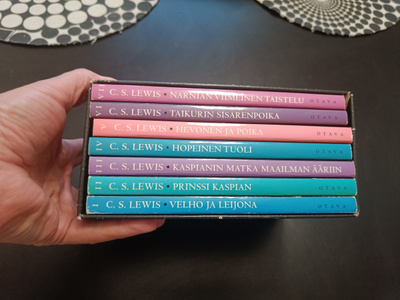 C.S. Lewis : Narnia- sarja , 7 kirjaa kotelossa.
