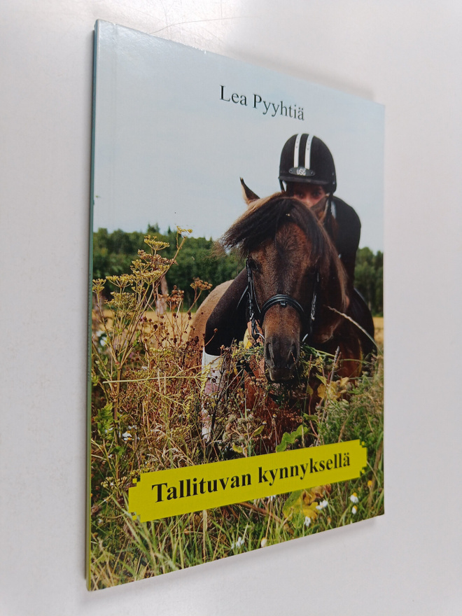 Lea Pyyhtiä : Tallituvan kynnyksellä : runoja