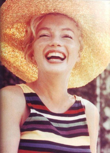 MARILYN MONROE - Lierihattuinen tyttö säteilee - valokuva