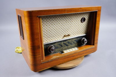 078. Maestro 'Vaihtovirta Super 670' putkiradio.