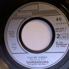 GAINSBOURG :: NO COMENT / KISS ME HARDY :: VINYYLI 7" 1985 - pikkukuva 3
