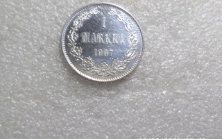 1  mk 1907  hopeaa  kulkematon lyöntikiiltoinen  raha ,