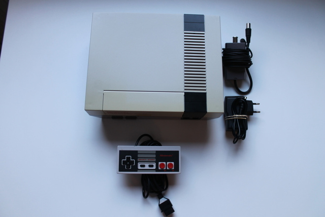 NES 8-bit konsolipaketti (PAL-B/FRG) **Huollettu** (4)