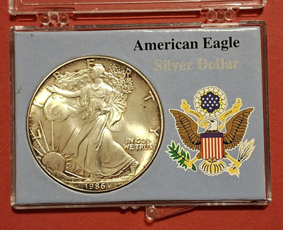 USA Eagle 1986, 1 oz 999 hopeaa, patinaa. (KD1)