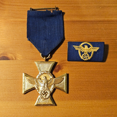 Polizei 25v. Ansiomerkki