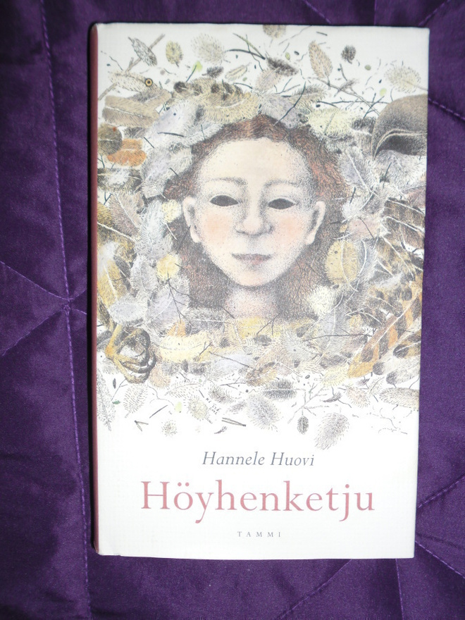 Hannele Huovi Höyhenketju kirja