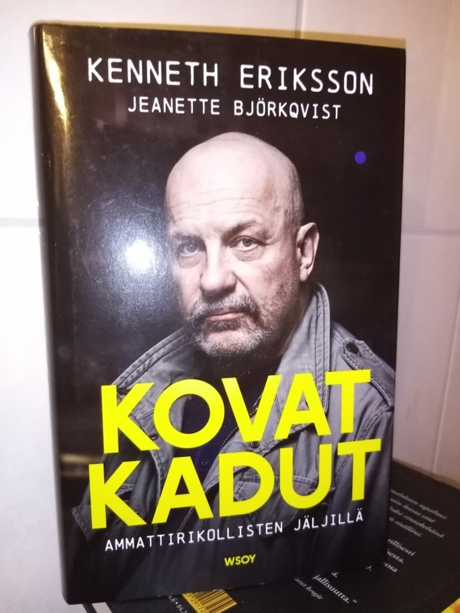 ERIKSSON :  KOVAT KADUT - AMMATTIRIKOLLISTEN JÄLJILLÄ