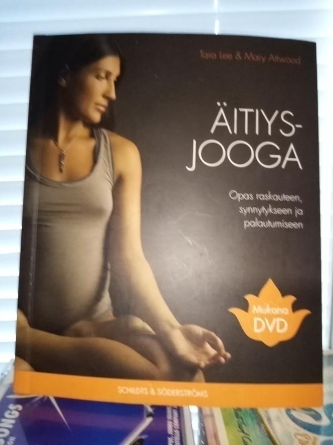 Tara Lee ym. :  Äitiysjooga + DVD ( SIS POSTIKULU)