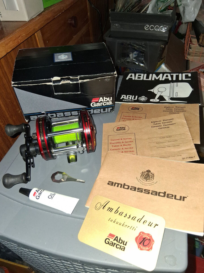 Abu ambassadeur 6000 kela + pakkaus sekä mitä kuvissa on.
