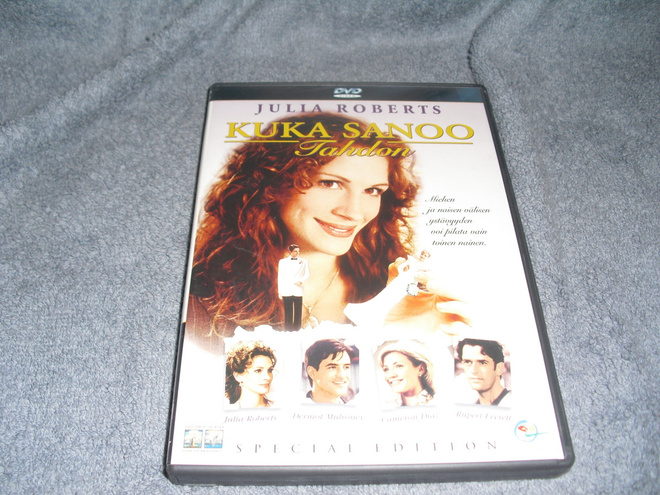 KUKA SANOO TAHDON (Julia Roberts) EGMONT***