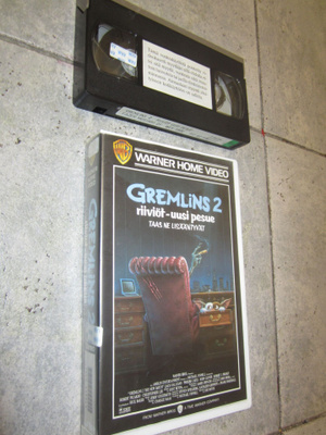 GREMLINGS 2 RIIVIÖT - UUSI PESUE ( ISOKOPPAINEN VHS 1990 )