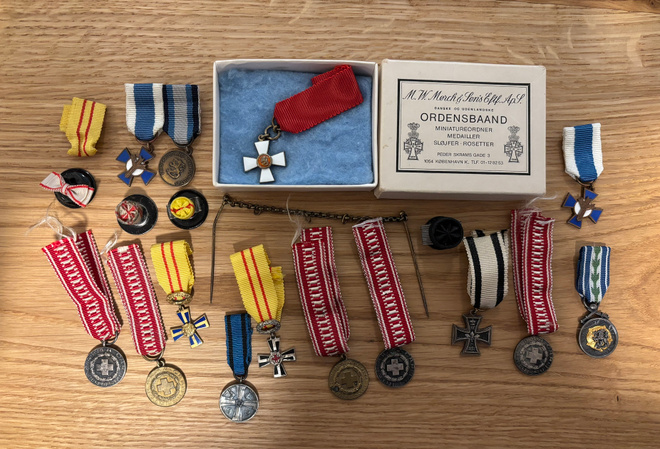 Erä kunniamerkkien miniatyyrejä ja buttoneja