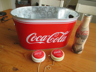 Coca cola jojot, pullo ja jääpala astia