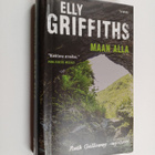 Elly Griffiths : Maan alla - pikkukuva 1