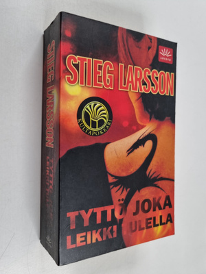 Stieg Larsson : Tyttö joka leikki tulella