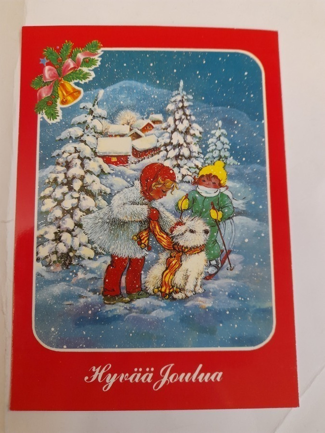 Lapset ja koira lumisatteessa