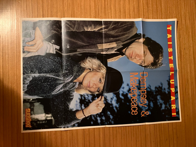 SUOSIKKI JULISTE TAISTELUPARI HYVÄ