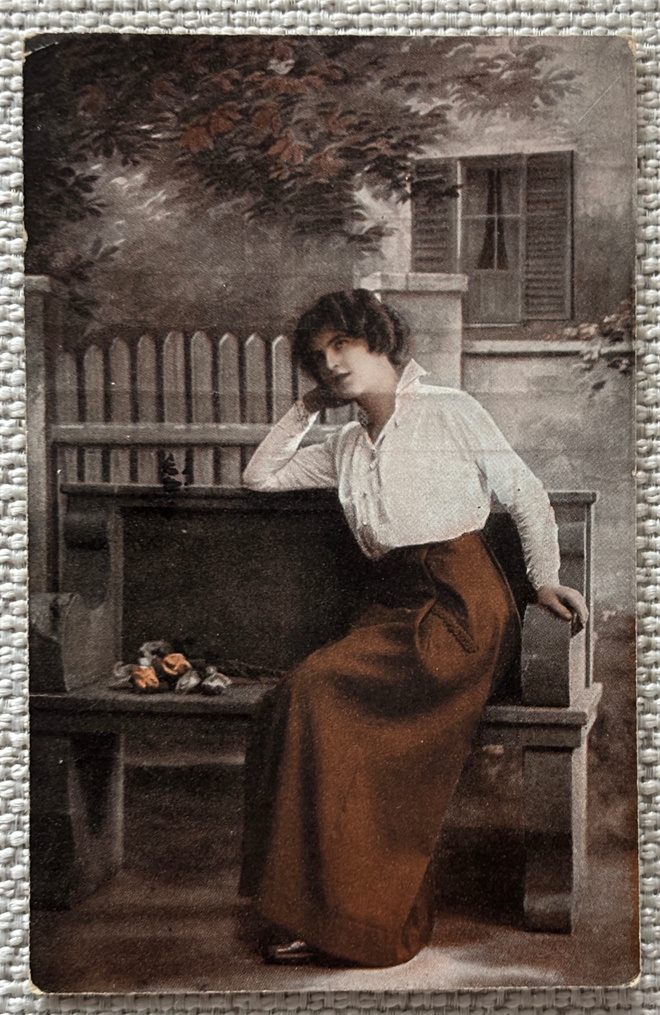 Kaunis nuori lady istuu penkillä, kulk 1902