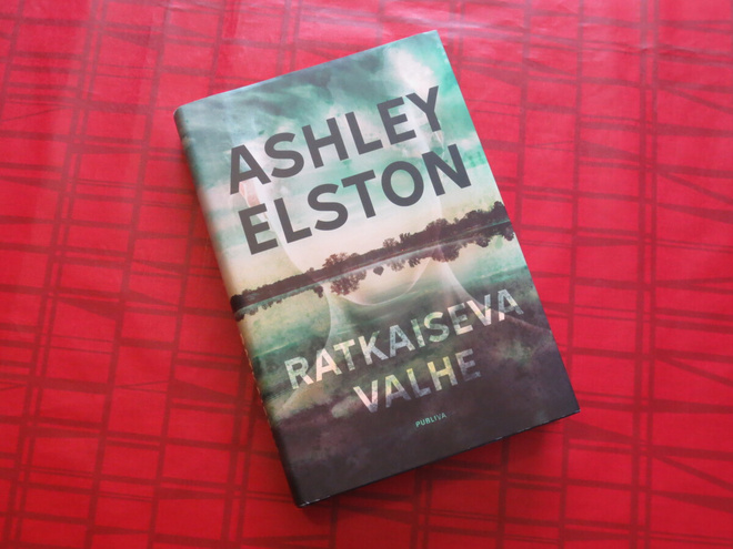 Kirja Ratkaiseva valhe (Ashley Elston)