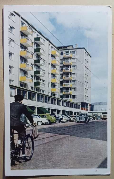 Turku, katunäkymä, pyöräilijä ja autoja, p. 1975