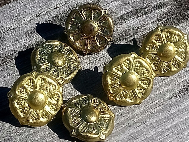SA - 6 KPL Heraldista ruusua - Pieniä. Halkaisija - noin 13-