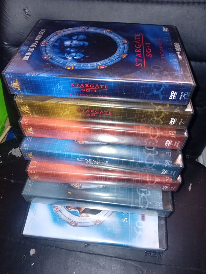 7 kpl Stargate  Sg 1 tuotantokausi  ( SIS POSTIKULU )