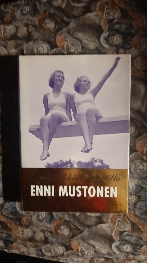Enni Mustonen: Metsäkukkia asvaltilla 1p