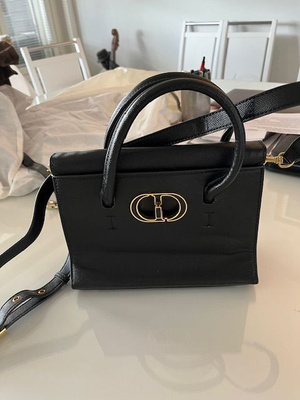 Musta nahkalaukku crossbody