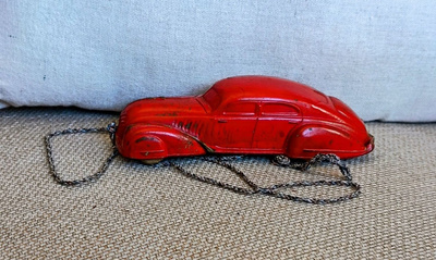 Ikivanha leikkiauto, jotain kovaa materiaalia