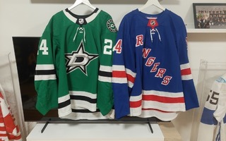 Roope Hintz ja Kaapo Kakko NHL game wornit