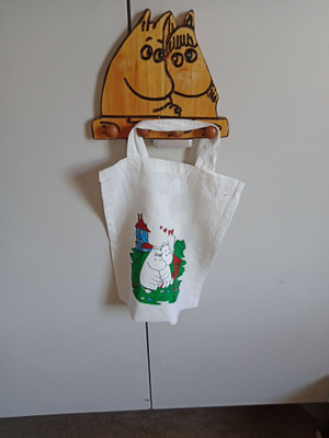 Pieni puinen Muumi -aiheinen naulakko + muumikassi