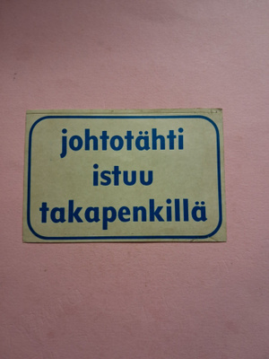 Johtotähti istuu takapenkillä.