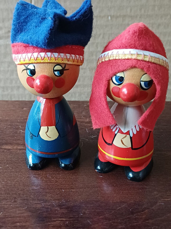 Kaksi pientä (matkamuisto) nukkea
