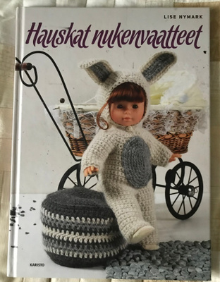 Hauskat nukenvaatteet neulomalla ja virkkaamalla