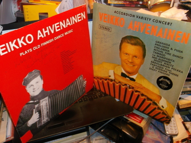 2 kpl LP  VEIKKO AHVENAINEN ( SIGNED )  sis. postik.