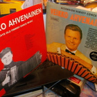 2 kpl LP  VEIKKO AHVENAINEN ( SIGNED )  sis. postik. - pikkukuva 1