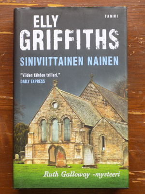 Elly Gruffiths: Siniviittainen nainen